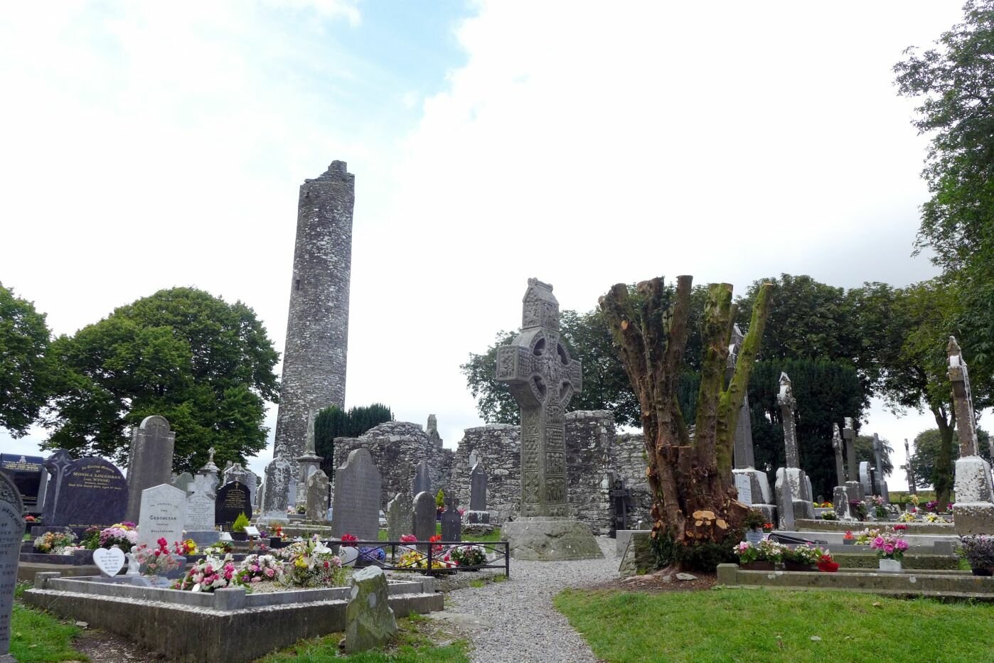 Lungo il Mare d'Irlanda - Monasterboice - Area cimiteriale con la torre rotonda